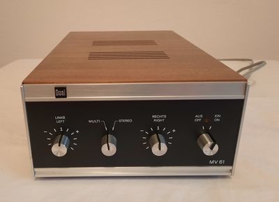 Der MV 61 von vorne. Separate Lautstärkeregler für Links und Rechts und die Umschaltung zwischen Multifonie und Stereo.