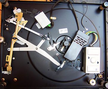 Die Unterseite mit der Kinematic und dem Antriebsmotor