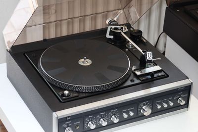 Dual 1239 Laufwerk mit Pickelteller in einer HS 142 (Apm,2021)