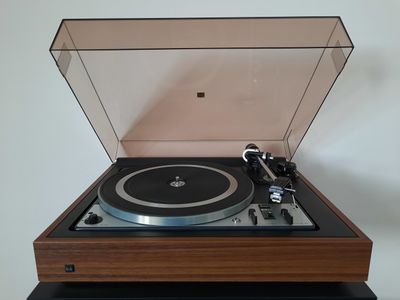 Der 1228 in der standardmäßigen Nußbaumzarge.